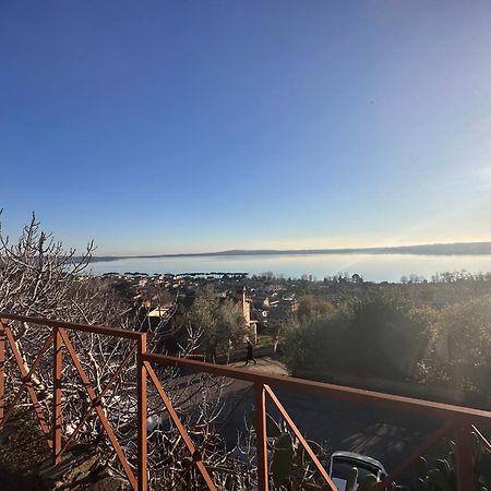 Sguardo sul lago Trevignano Romano Esterno foto