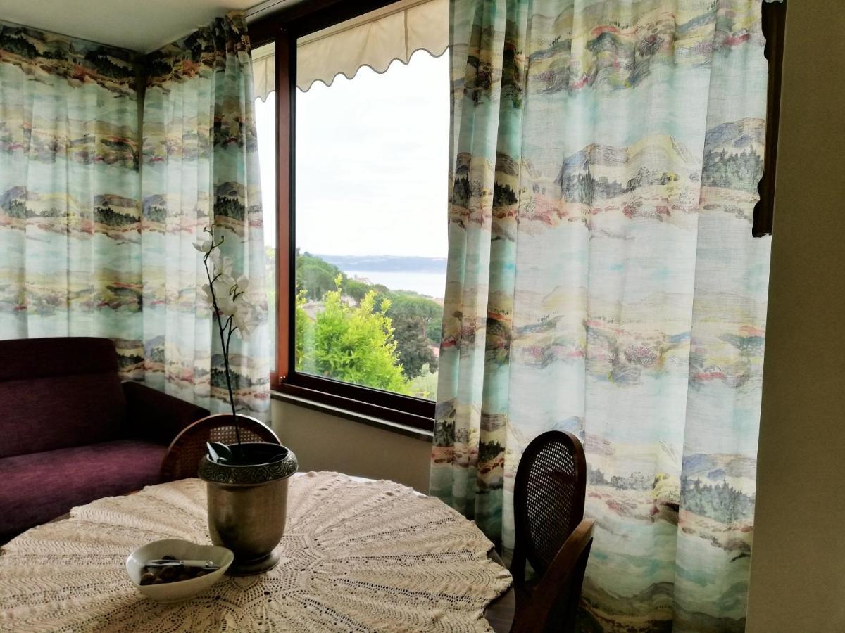 Sguardo sul lago Trevignano Romano Esterno foto