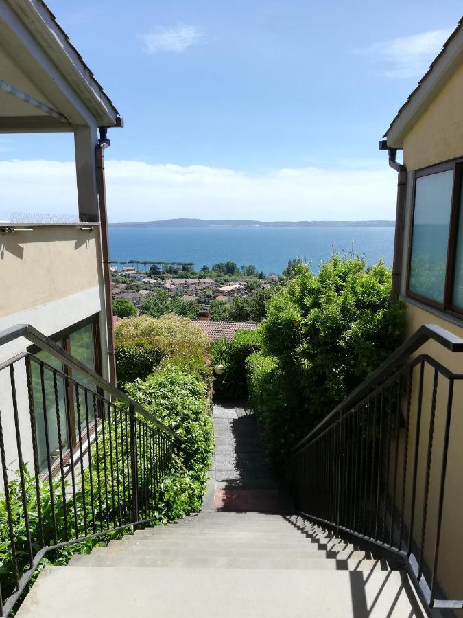 Sguardo sul lago Trevignano Romano Esterno foto