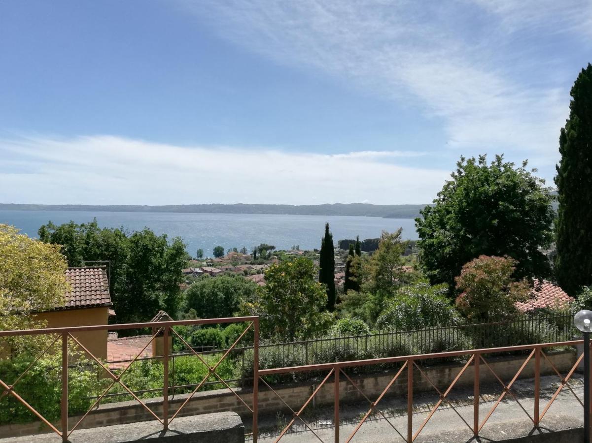 Sguardo sul lago Trevignano Romano Esterno foto