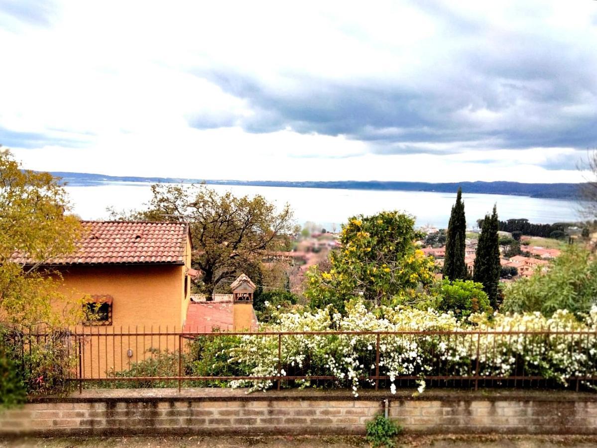 Sguardo sul lago Trevignano Romano Esterno foto