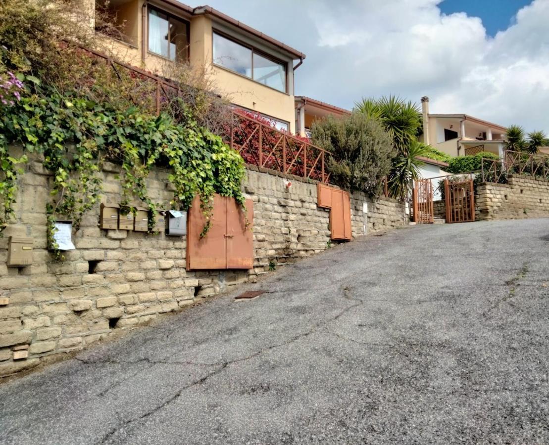 Sguardo sul lago Trevignano Romano Esterno foto