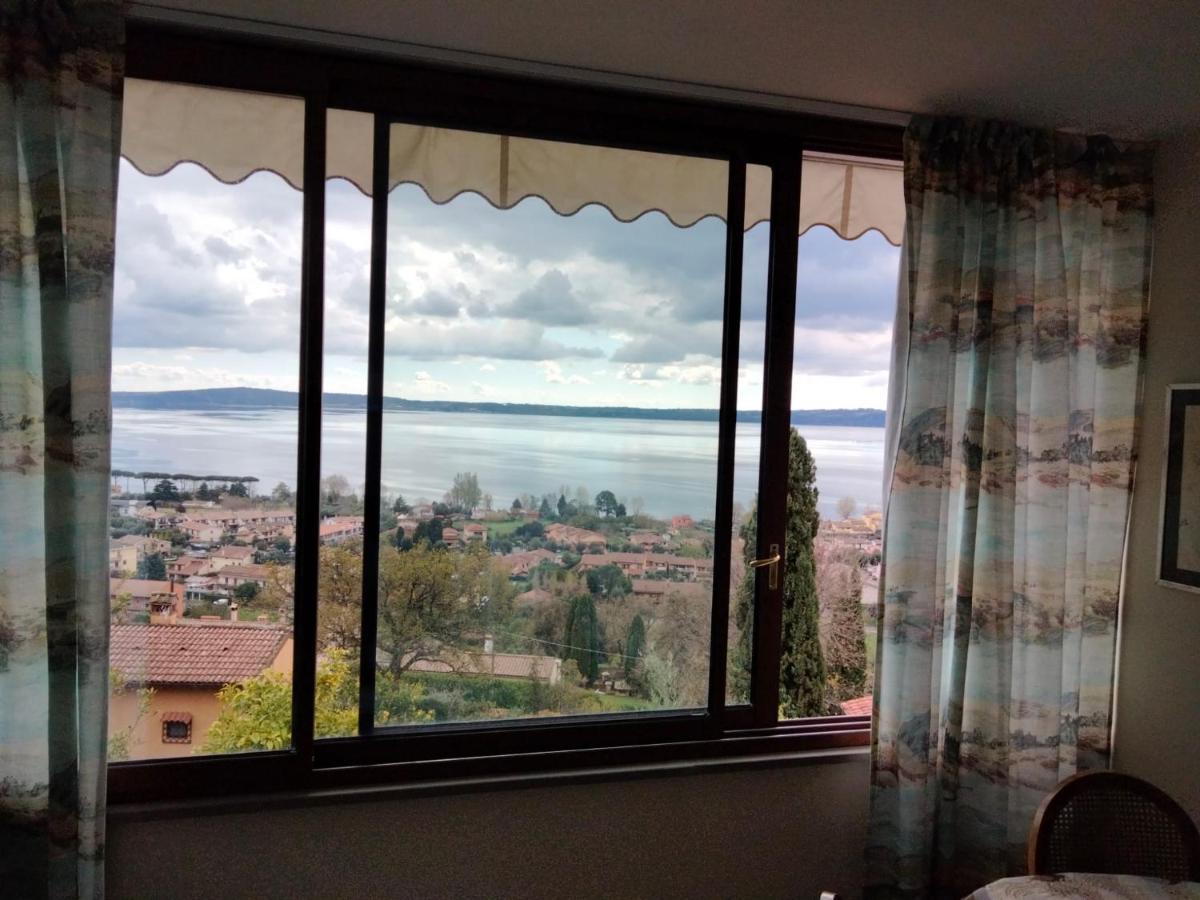 Sguardo sul lago Trevignano Romano Esterno foto
