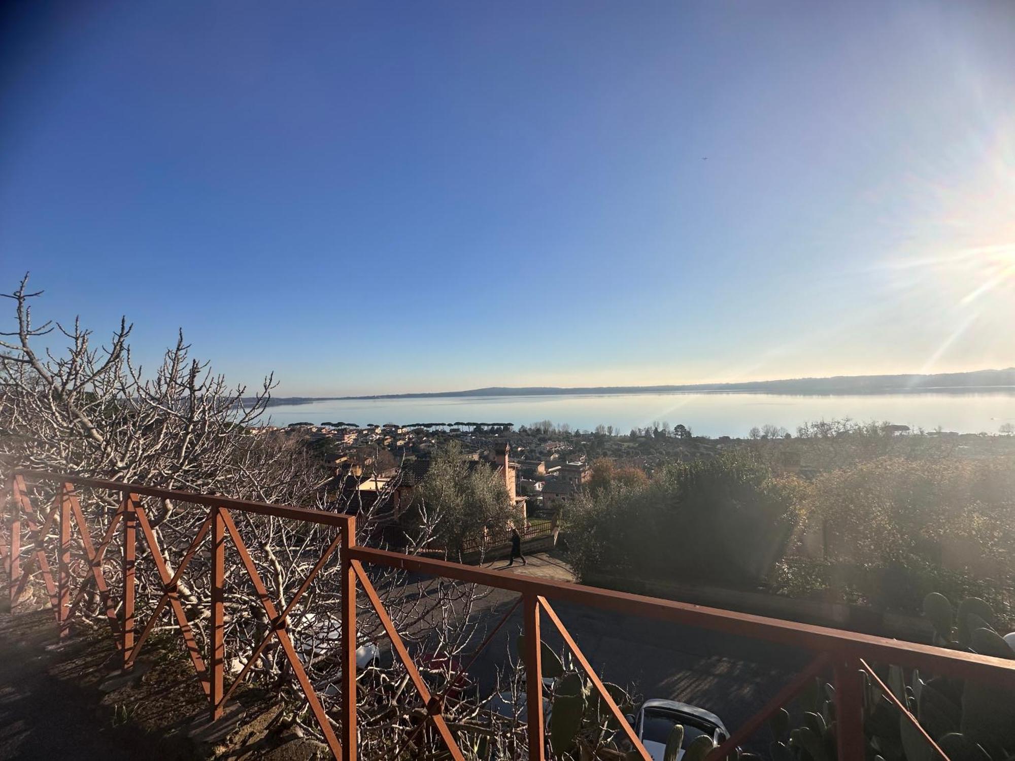 Sguardo sul lago Trevignano Romano Esterno foto