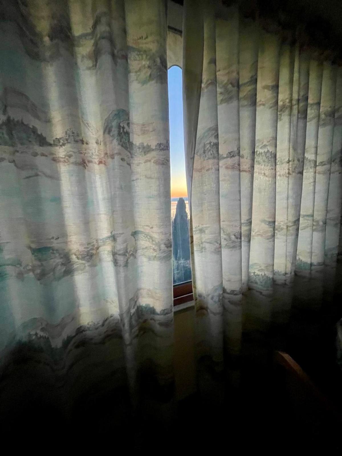 Sguardo sul lago Trevignano Romano Esterno foto
