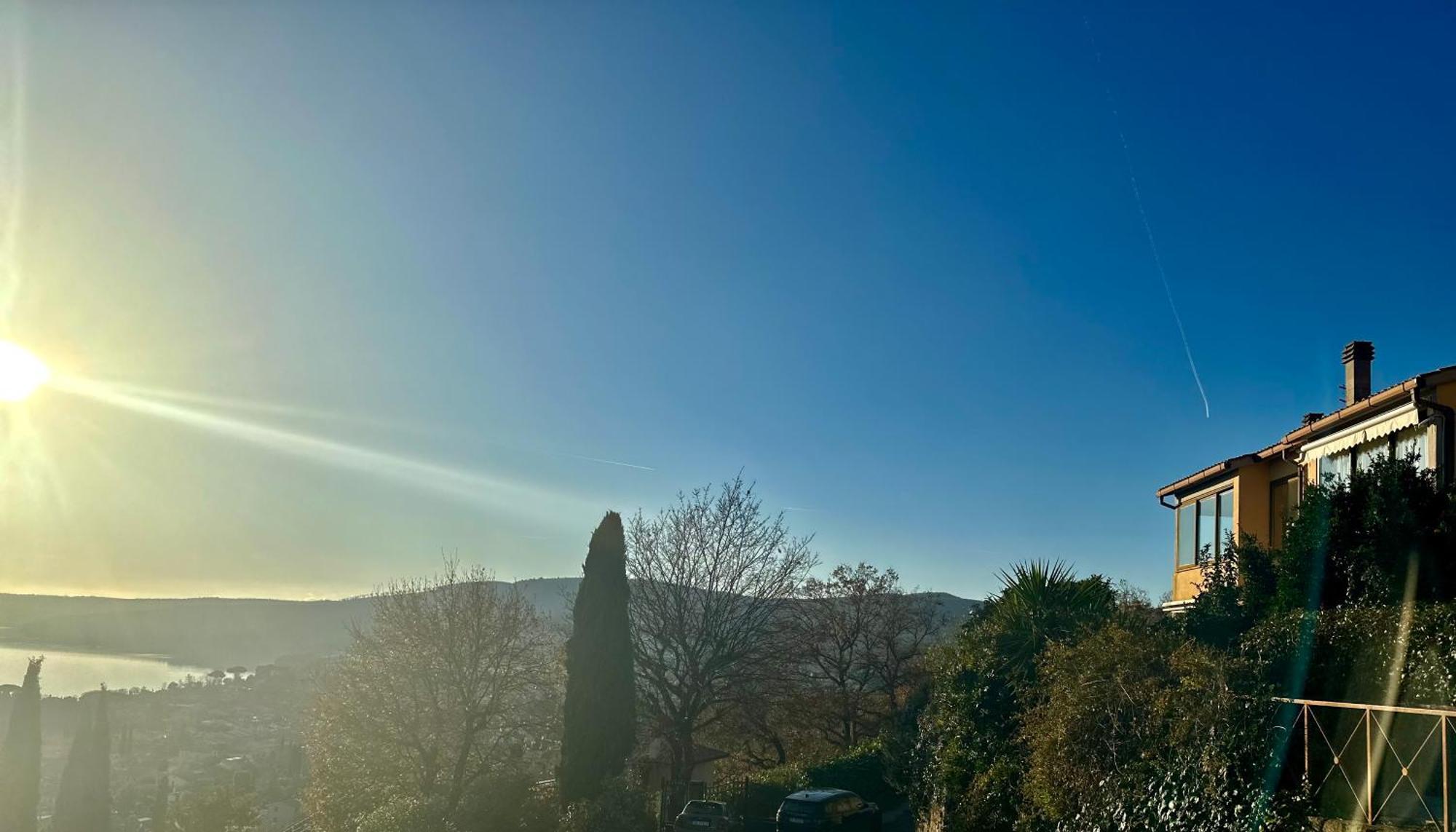 Sguardo sul lago Trevignano Romano Esterno foto