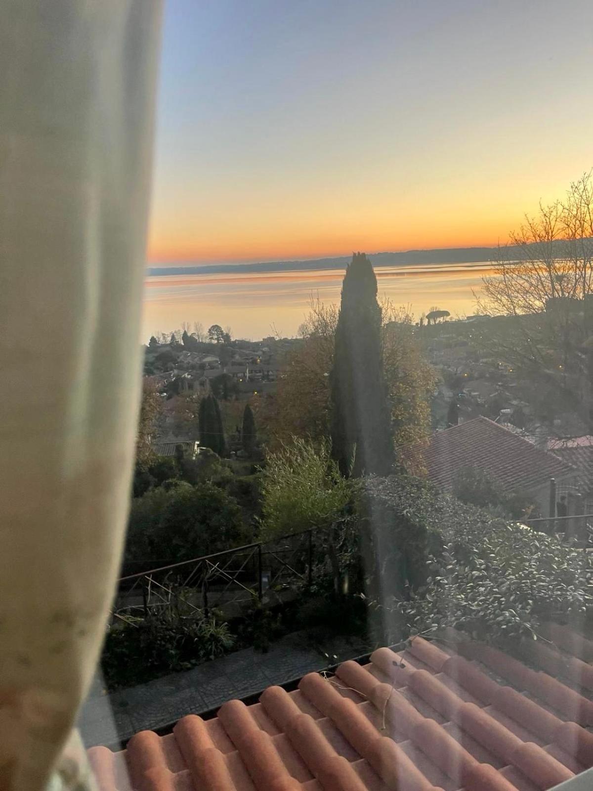 Sguardo sul lago Trevignano Romano Esterno foto