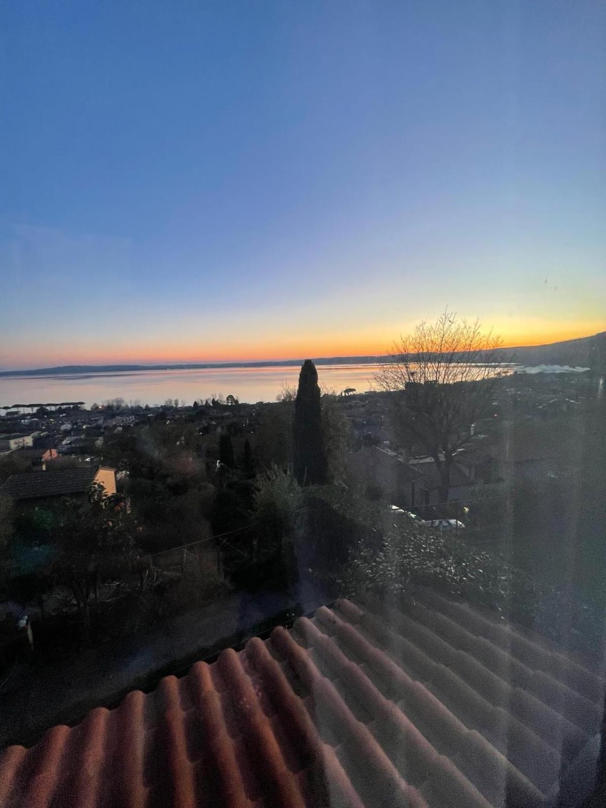 Sguardo sul lago Trevignano Romano Esterno foto